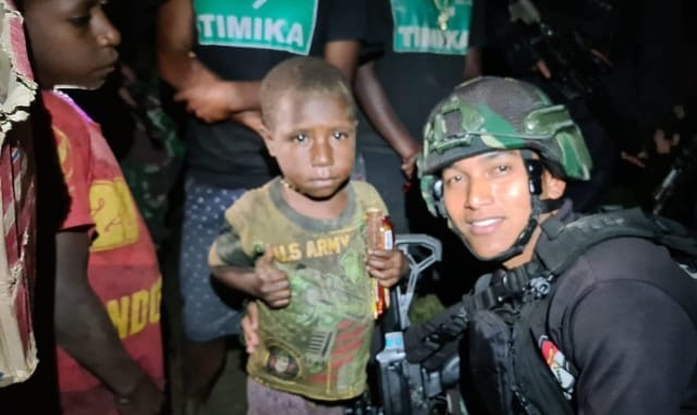 Bantu Masyarakat Korban Kebakaran, Satgas YPR 330 Tembus Hutan Belantara Papua Bagikan Sembako dan Obati Warga