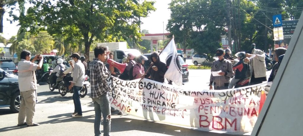 Gerakan Mahasiswa Pejuang Kerakyatan Unjuk Rasa Terkait Dugaan Telah Melakukan Afiliasi Jahat Dengan Oknum Mafia Migas Dalam Melakukan Penimbunan BBM.