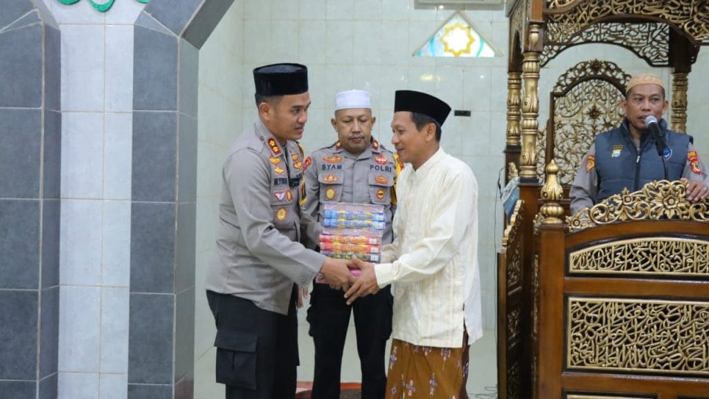 Bertajuk Safari Subuh, Puluhan Anggota Polri yang dipimpin Kapolres Soppeng Kunjungi Masjid Darussalam Lingkungan Mattoanging