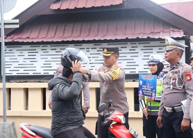 Ops Zebra Pallawa 2023, Kapolres Soppeng Pimpin Bagi – Bagi Helm Kepada Pengendara