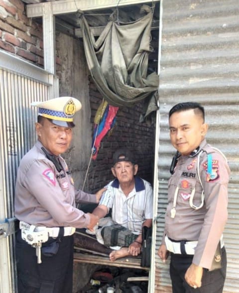 Peringatan Hari Lalu Lintas Bhayangkara ke 68 Tahun, Satuan Lalulintas Polres Sidrap Melaksanakan kegiatan Bantuan Sosial
