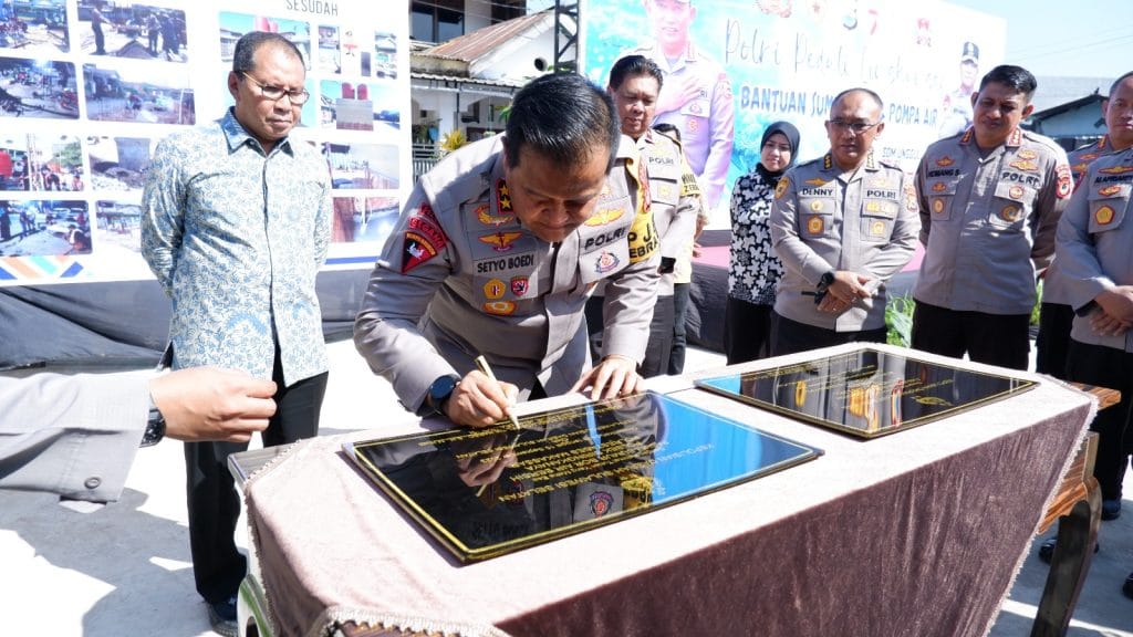 Kapolda Sulsel Resmikan Bantuan 24 Sumur Bor Untuk Warga Sulsel .