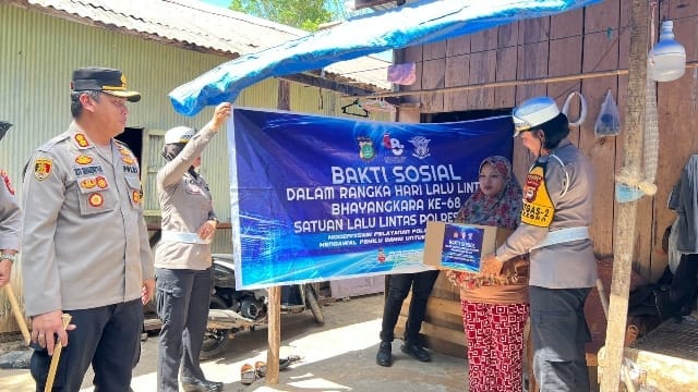 HUT Lalu Lintas Ke-68, Kapolres dan Personel Satlantas Polres Gowa Bagikan Sembako Ke Warga