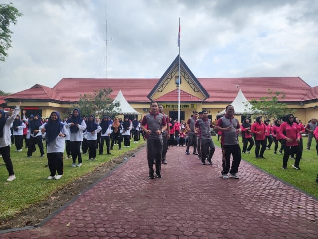 Dalam Rangka Hari Lalulintas Bhayangkara ke-68, Polres Luwu Gelar Olahraga Bersama dan Jalan Sehat