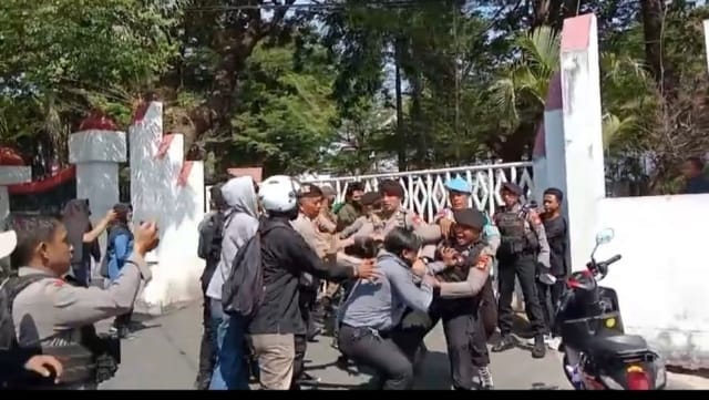 Dugaan Pungli Camat Barombong Serikat Pejuang Rakyat Melakukan Aksi Demonstrasi Di Kantor Bupati Gowa