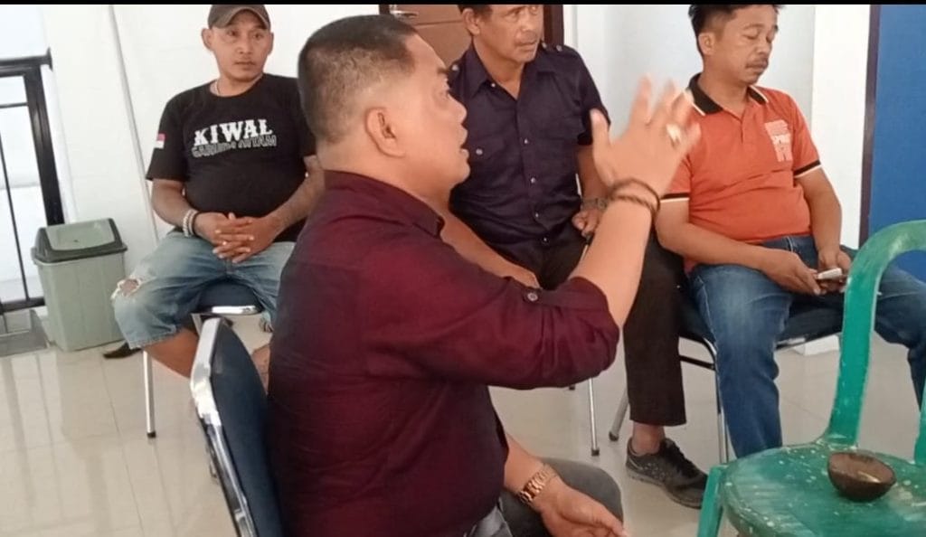 Warga RW 03 Lingkungan Kadieng Kunjungi Kantor Lurah Hasanuddin .