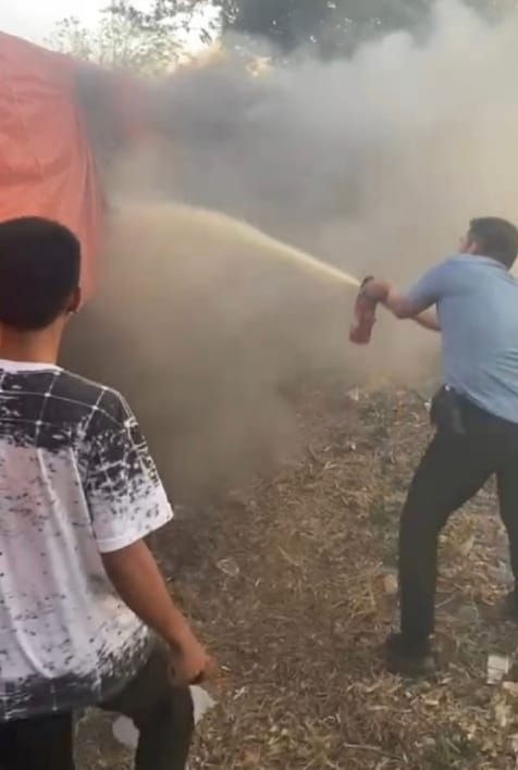 Aksi Heroik! Kasat Intelkam Polres Sidrap Bersama Masyarakat Padamkan Kobaran Api Yang Bersumber Dari Truk