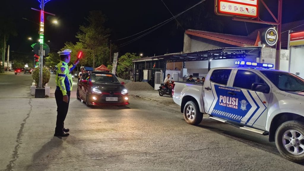 Ciptakan Kamseltibcar Lantas di Malam Akhir Pekan, Satlantas Polres Sidrap Laksanakan Pengamanan dan Pengaturan Lalin