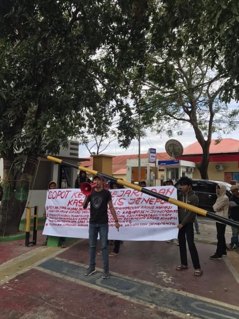 Serikat Aktivis Mahasiswa Indonesia melakukan aksi unjuk rasa di depan Kantor KEJARI Jeneponto.