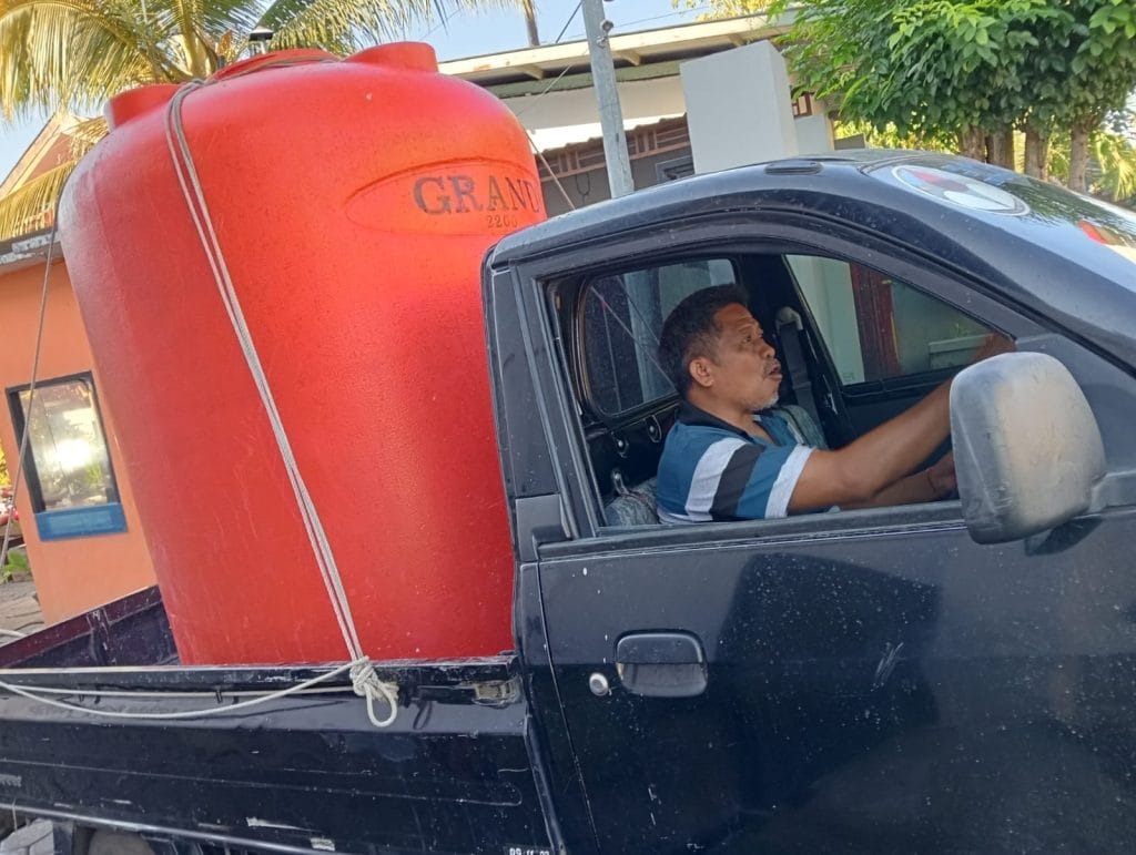 Warga kesulitan mendapatkan air bersih untuk kebutuhan sehari-hari akibat musim kemarau dan berharap adanya bantuan dari pemerintah yang terkait.