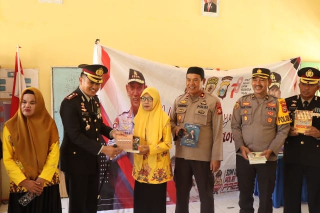 Polri Tingkatkan Budaya Literasi, Kapolres Soppeng Salurkan Puluhan Buku Baca di SDN 117 Maniangpatu Desa Lompulle