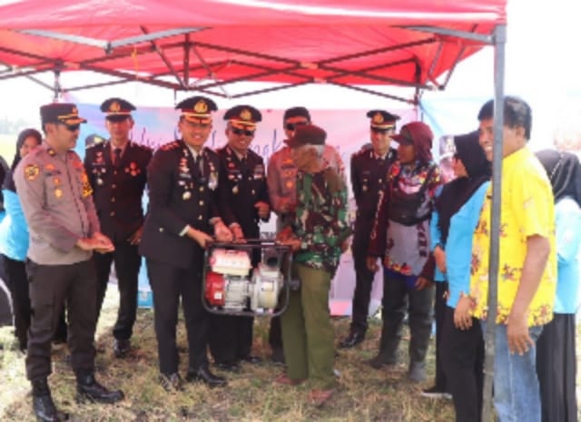 Polri Peduli Lingkungan , Kapolres Soppeng Serahkan Secara Simbolis Bantuan Sumur Bor dan Pompa Air di Desa Lompulle