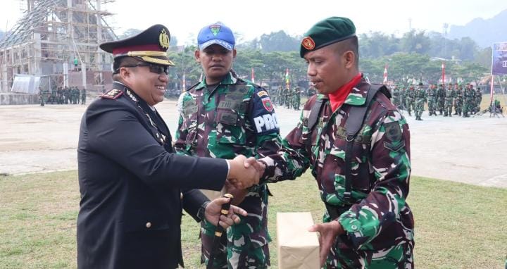 Kapolres Toraja Utara Hadiri Upacara HUT TNI Ke 78 di Lapangan Makodim 1414/Tator