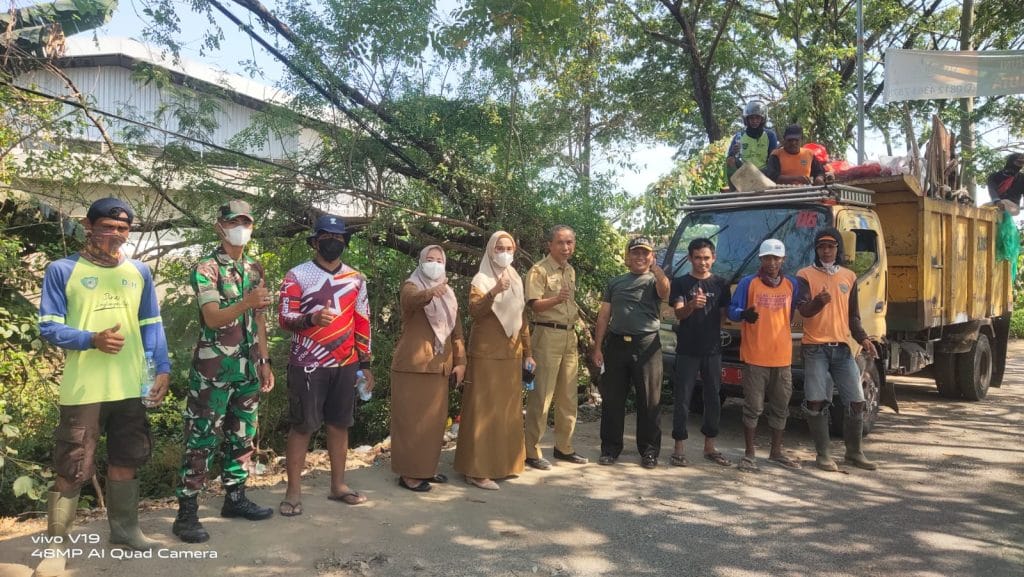 Ciptakan Lingkungan Bersih Koramil 1422-04/Mandai Bersama Unsur Terkait Laksanakan Kerja Bakti.