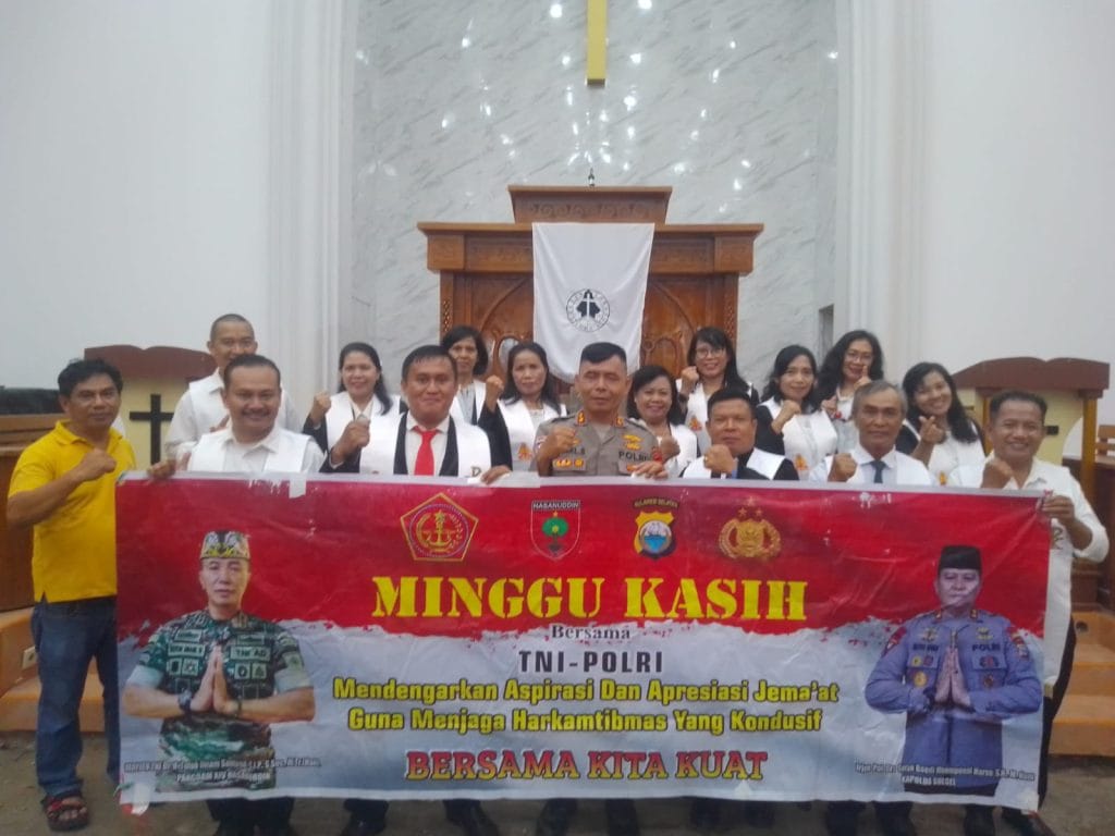 Polda Sulsel Gelar Minggu Kasih Di Wilayah Sudiang Makassar. Sampaikan, Harap Jemaat Ikut Bersinergi Dengan Aparat Wujudkan Pemilu Aman .