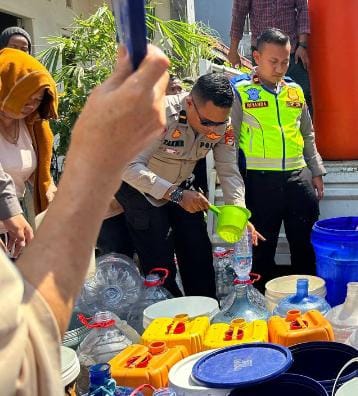 Satlantas Polrestabes Makassar Polda Sulsel, Salurkan Air Bersih Kepada Masyarakat