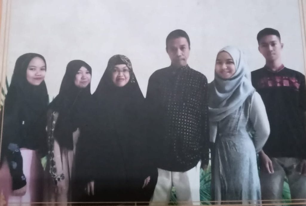 Perjalanan Gemilang Dr.Suriana,M.Si dari keluarga Sederhana Hingga Menjadi Guru Besar Fakultas MIPA UHO Kendari