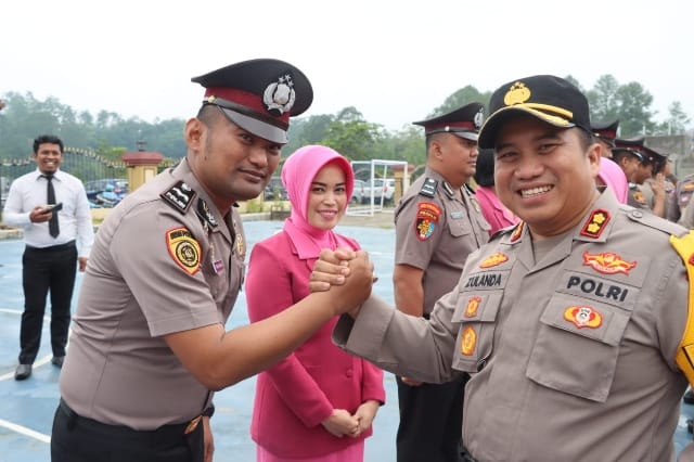Jelang Tahun 2024, Polres Toraja Utara Gelar Upacara Korps Raport Kenaikan Pangkat 18 Personel