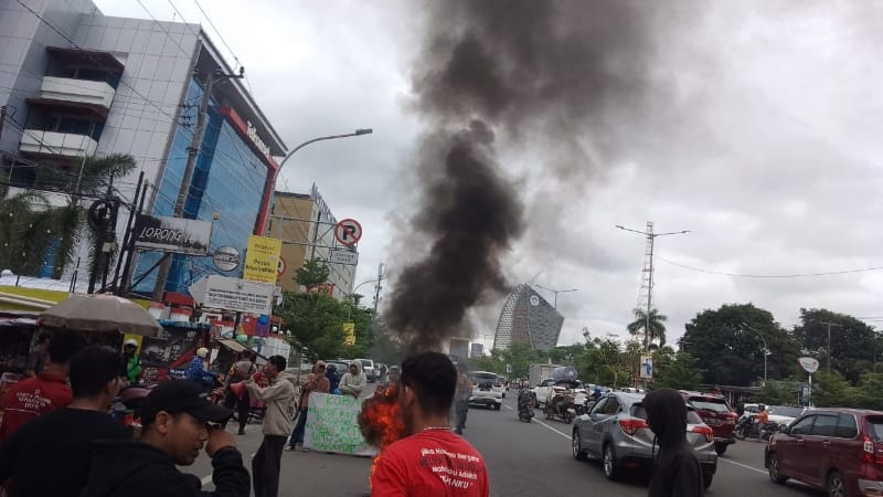 Koalisi Aktivis Bersatu Geruduk Kantor Bapenda Sulsel, Meminta Copot Kepala Bapenda dan UPTD