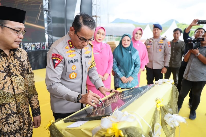 Kapolda Sulawesi Selatan Resmikan Mako Polres Soppeng, Masjid Al-Aqso Polres Soppeng Serta Gelar Bakti Sosial, Bakti Kesehatan dan Pasar Murah