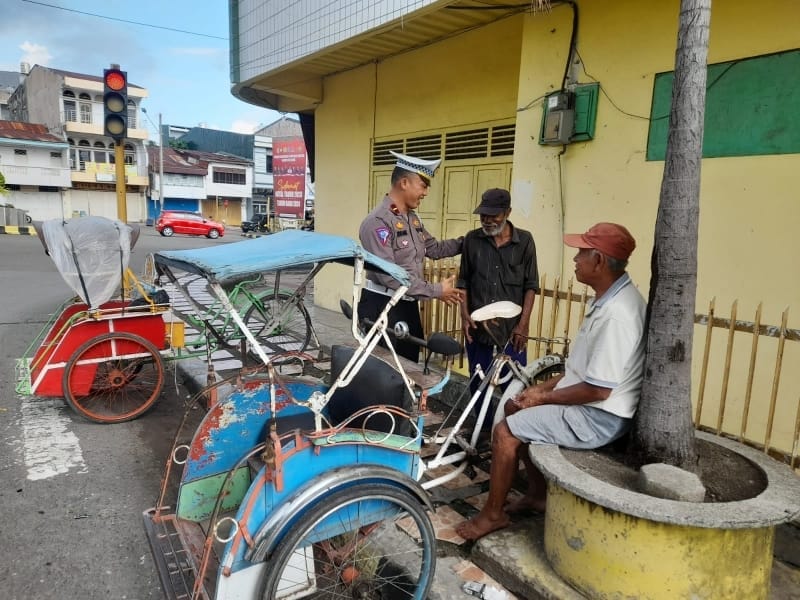 Satlantas Polres Bone Beri Edukasi Berlalu Lintas Kepada Para Tukang Becak