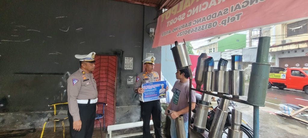 Ditlantas Polda Sulsel, Sasar Bengkel dan Toko Penjualan Knalpot Brong, Ditempeli Stiker Aturan !!