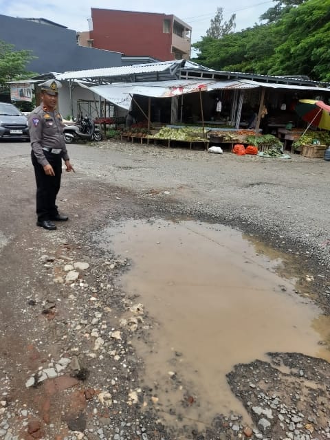 Jaga Kamseltibcar Lantas, Satlantas Polres Bone Survei Jalan Rusak dan Berlubang