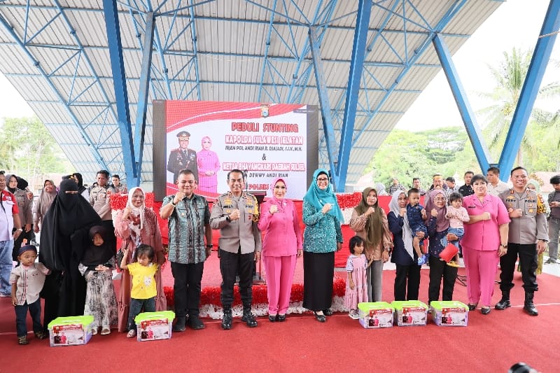 Baksos di Sinjai, Kapolda Sulsel Bagikan Ribuan paket Sembako Ke Masyarakat Kurang Mampu