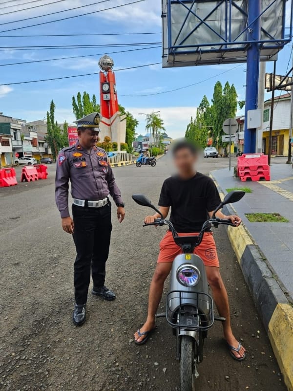 Satlantas Polres Bone Edukasi Warga Soal Penggunaan Sepeda Listrik
