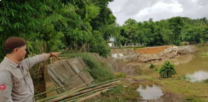 PROYEK REKONSTRUKSI BANGUNAN PENGAMAN SUNGAI UJUNG BULO KABUPATEN MAROS RUNTUH, FUNGSI PENDAMPINGAN PENGAWASAN KEJAKSAAN DI PERTANYAKAN .