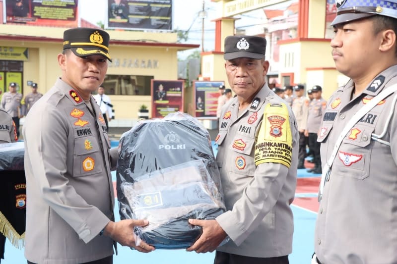 Tunjang Pelaksanaan PAM TPS, Kapolres Sidrap Bagikan Kaporlap Ke Anggota