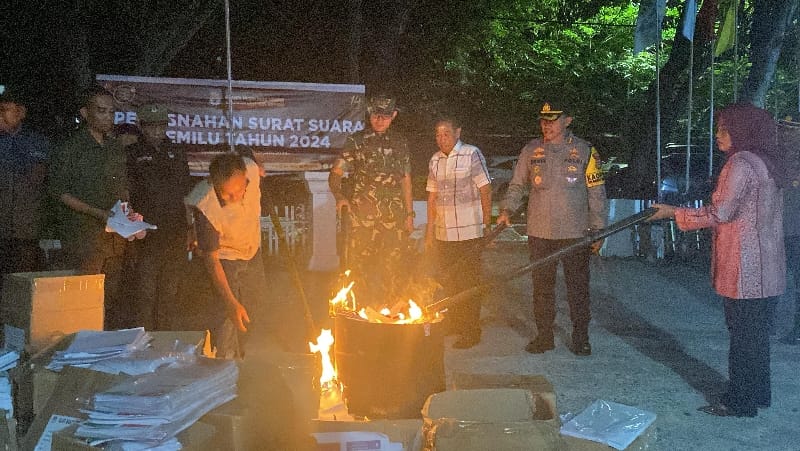 Kapolres Sidrap Bersama KPU dan Forkopimda Musnahkan Ribuan Lembar Surat Suara