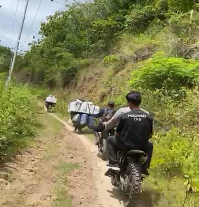 Personel Polsek Panca Lautang Kawal Pergseran Kotak Suara Hingga Batas Barru