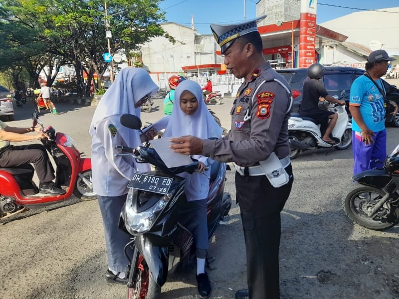 Satlantas Polres Bone Sosialisasi ETLE Dengan Bagikan Brosur Ke Pengendara