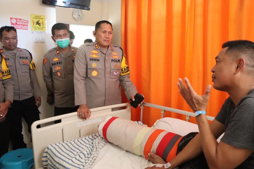Wujud Perhatian, Kapolres Sidrap Besuk Personelnya Yang Sementara di Rawat di Rumah Sakit Parepare