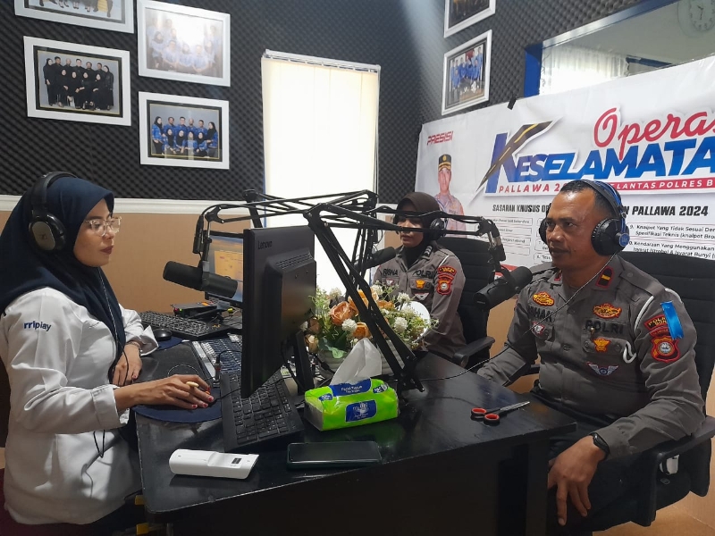 Dialog Interaktif, Satlantas Polres Bone Sosialisasi Ops Keselamatan 2024 Lewat Radio
