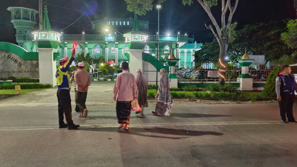 Sat Lantas Polres Sidrap Gatur Lalin di Depan Masjid Jelang Ibadah Sholat Tarawih.