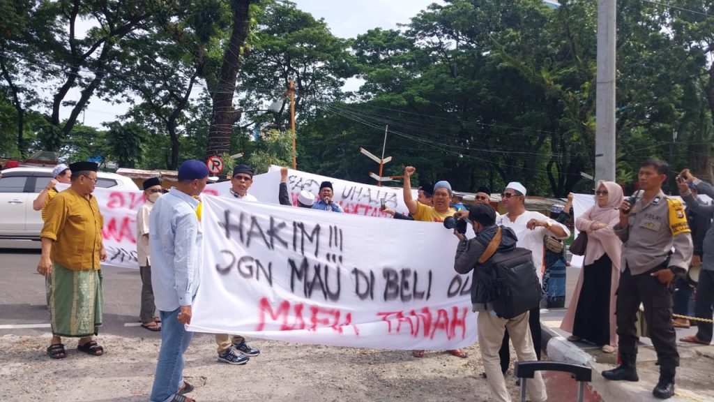 Aksi Demonstrasi PMAA depan PN Makassar Tuntut Ince Baharuddin dan Ince Rahmawati Jangan Dibebaskan