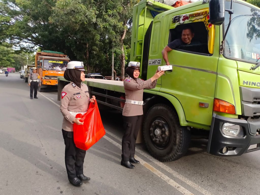 Sat Lantas Polres Sidrap Bagi Takjil Ke Pengendara Pada Ops Keselamatan Pallawa 2024