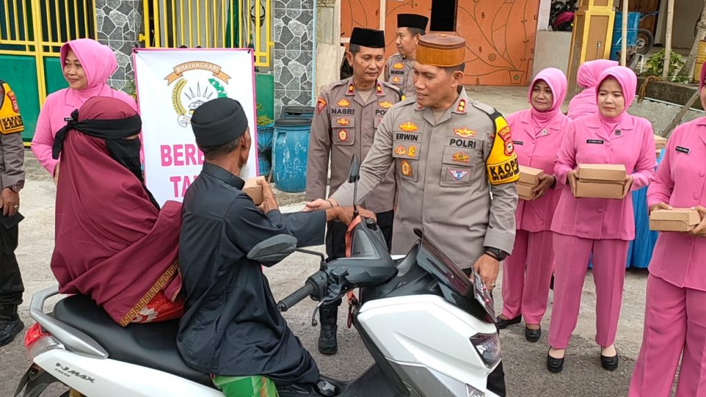 Bersama Polsek Pitu Riase dan Bhayangkari, Polres Sidrap Bagikan Takjil untuk Masyarakat .