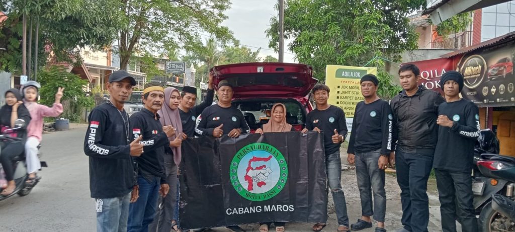 Keluarga Besar Lembaga Persaudaraan Monta Bassi Maros Bagi-Bagi Takjil di Jalan .