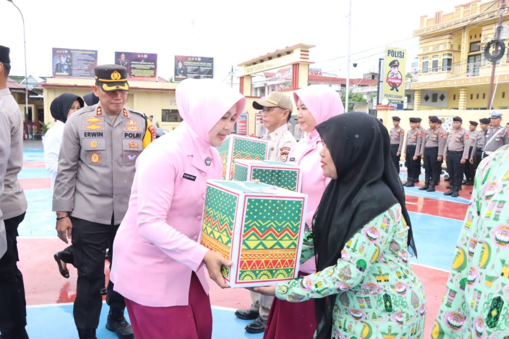 Kapolres Sidrap Bersama Ketua Bhayangkari Bagikan Paket Lebaran ke Personel