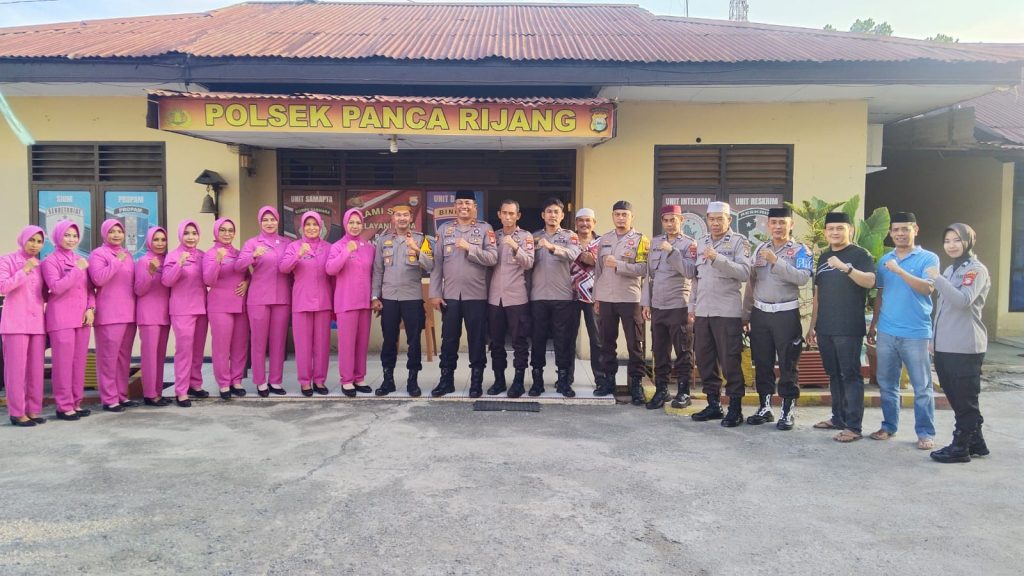 Polres Sidrap bersama Bhayangkari Bagi Takjil ke Pengendara Yang Melintas di Depan Polsek Panca Rijang .