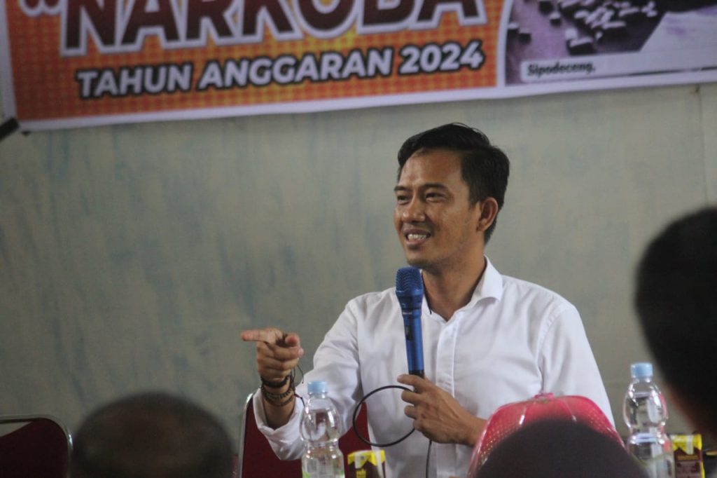 Kades Sipodeceng Gandeng KBO Narkoba Polres Sidrap Untuk Sosialisasikan Bahaya Narkoba .