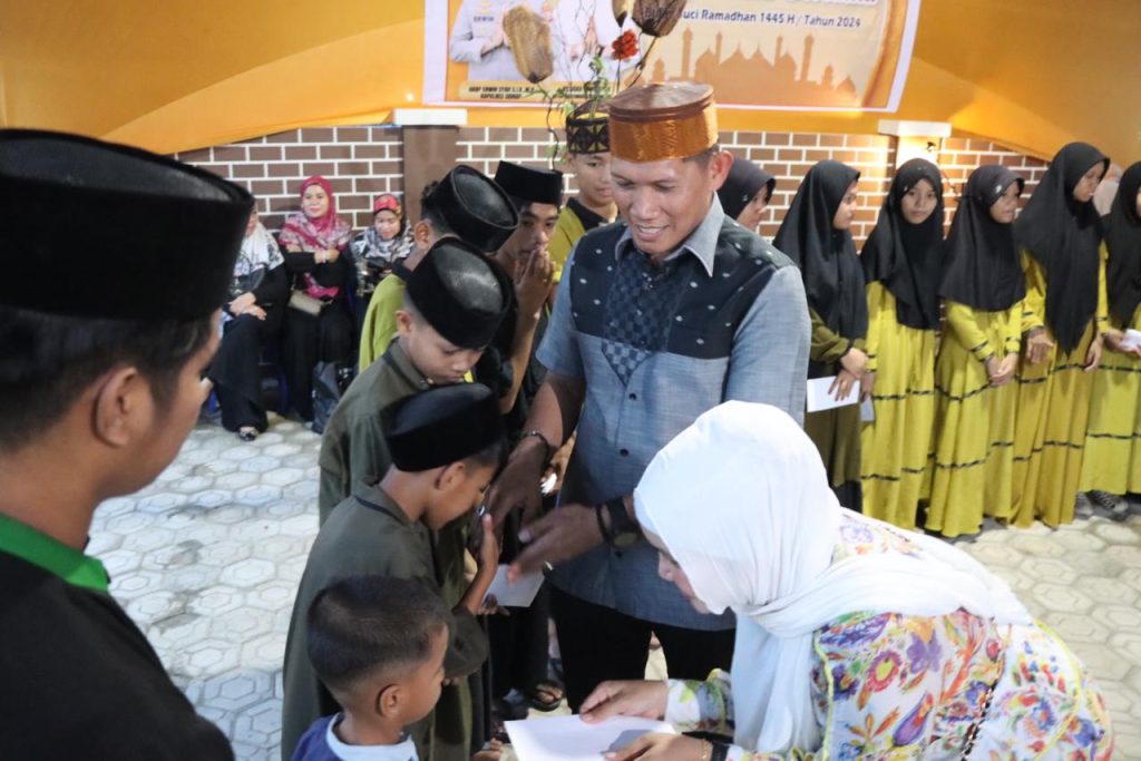 Pererat Silaturahmi, Kapolres Sidrap bersama Ketua Bhayangkari Gelar Buka Puasa Dengan Masyarakat .