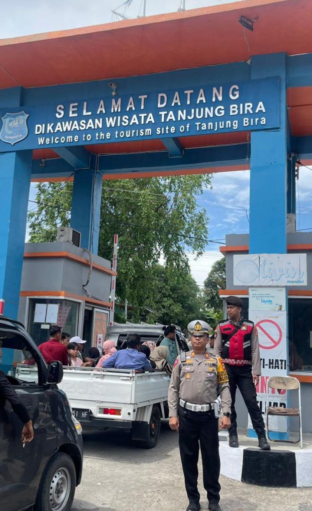 Kasat Lantas Polres Bulukumba Terjun Langsung Amankan Arus Lalin Di Kawasan Tanjung Bira Bulukumba.