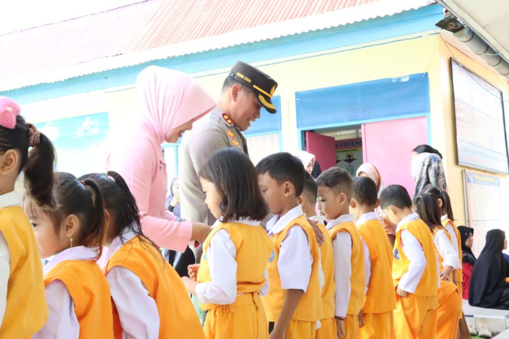 Momen Kekeluargaan, Kapolres dan Ketua Bhayangkari Sidrap Kunjungi TK Kemala Bhayangkari Pasca Lebaran