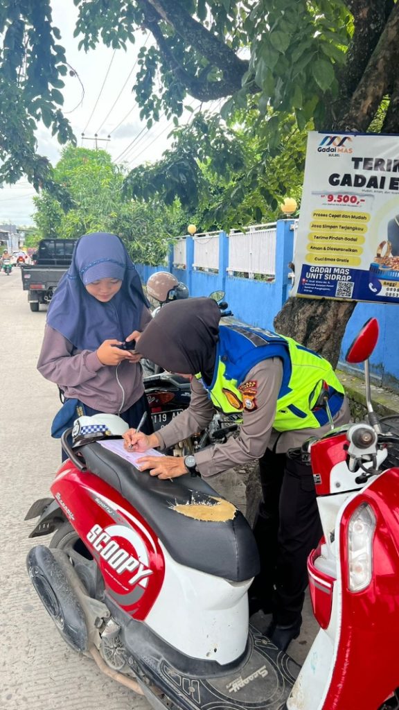 Sebagai Efek Jera, Personel Sat Lantas Polres Sidrap Beri Tilang ke Pengendara Yang Tidak Tertib Berlalulintas