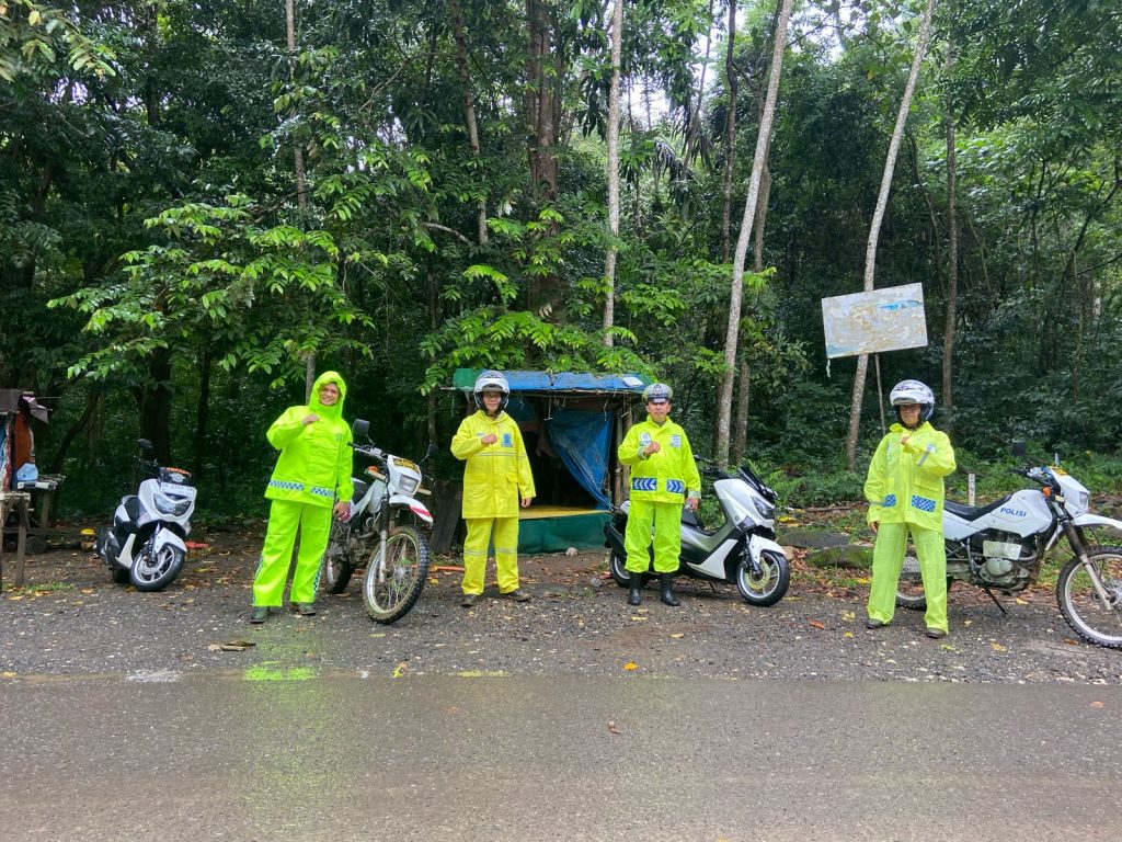 Urai Kepadatan Kendaraan, Aipda Raslin Menghimbau Para Sopir Mematuhi Aturan Berlalulintas