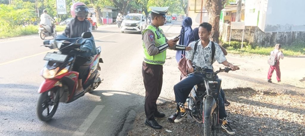 SATLANTAS POLRES GOWA BERI TEGURAN HUMANIS KE PENGEMUDI TIDAK PAKAI HELM